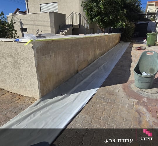 הכנת קיר חיצוני לצביעה ופילוס ניילון הגנה על הריצוף